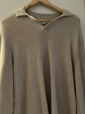 Tjocktröja med krage  - Stickad tjocktröja med krage från Kappahl. Knappt använd 499kr nypris 