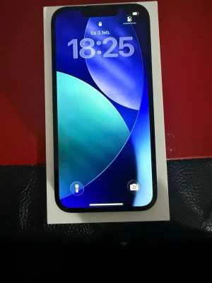 iPhone 13 128gb - Iphone 13 128GB använd i gott skicka har inga repor få tecken på slitage i kanterna bara men inget som syns. 