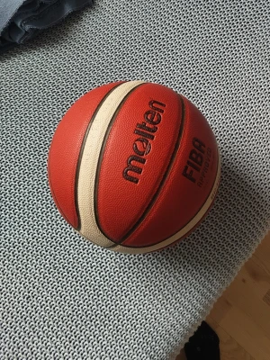 Molten basketboll FIBA godkänd - Säljer en klassisk basketboll från Molten, FIBA approved i storlek 6. Bollen är röd och beige med svarta detaljer och har en greppvänlig yta i slitstarkt syntetmaterial. Perfekt för både träning och match på basketplanen. Inte jätte använd och greppet och studsen är perfa.