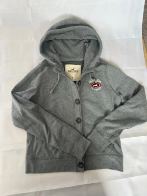 Hollister cardigan vintage - En riktigt fet hollister tröja! Sitter som S passar bra och har fint skick. | Skick:9/10 | modellen är 174cm lång‼️ Mått armhåla-armhåla 47cm och armhåla-slut 40cm. Pris 599 men kan diskuteras😁☺️🤩