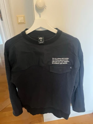 Svart Nike, AIK tröja.  - Svart sweatshirt från Nike med vit text på bröstet: 'Åh jag minns den dagen, jag minns den som igår. När jag blev kär i Gnaget, en kärlek som består.' Storlek S. Vid fråger eller funderingar är det bara att höra av sig.