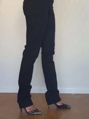 Svarta raka jeans - Snygga svarta jeans med rak passform och normal midja. Jeansen har klassisk femficksdesign och är tillverkade i ett stretchigt material som sitter bekvämt. Perfekta till sneakers eller klackar för en clean look.