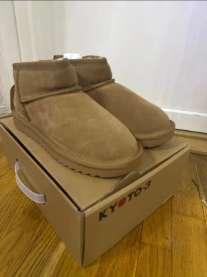 Vinterskor  - Säljer ett par helt nya vinterskor i storlek 39 i färgen brun 