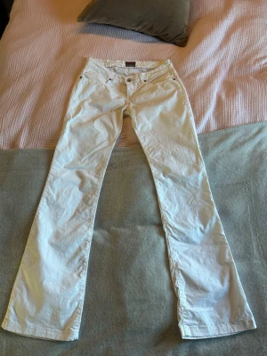 Jeans - Snygga vita jeans från Big Star med bootcut. Jeansen har en liten röd detalj med stjärna på fickan. Älskar dessa jeans men dem var tyvärr för små för mig. Extra Low, size 27 length 34. 