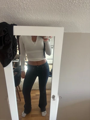 Mörkblå bootcut jeans - Säljer ett par mörkblå bootcut jeans med låg midja och klassisk femficksdesign från Gina tricot. Perfekta till en trendig och avslappnad stil.