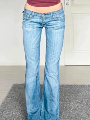 Rock & Republic jeans bootcut  - Snygga lågmidjade bootcut jeans från Rock & Republic med coola lila och silvriga detaljer på fickorna💕storlek 26 eller xs/s Säljer då de tyvärr inte passade mig, första bilderna kommer från tidigare ägaren! Knappt använda, jättefint skick⭐️ Midjemått: 37 cm rakt över  Grenlängd: 18 cm  Innerbenslängd: ca 71 cm  Total längd: ca 94 cm  De passar i längden på mig som är runt 163 men de går också att sprätta upp ifall man vill ha lite längre!  Bara att skriva vid fler frågor💫