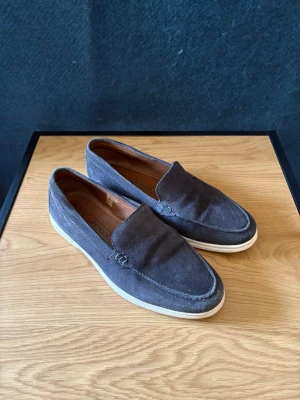 Mörkblå mocka loafers - Riktigt snygga och klassiska mocka loafers! Vid frågor kom PM