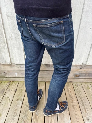 A.P.C. SELVEDGE JEANS - Ett par extremt snygga A.P.C. jeans gjorda i selvage som börjat få fin fading och redan har sjuka honeycombs! Modellen kallas ”Petit New Standard” och passar slimfit. Storlek W30 men utgå alltid från måtten! Mått: Midja - 40, Ytterbenslängd - 95, Benslut - 17