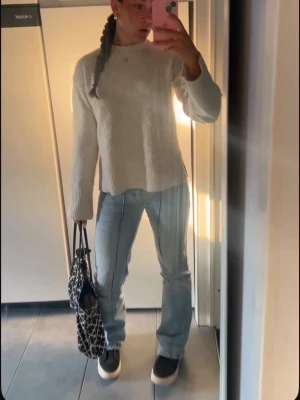 Bootcut jeans - Säljer mina jättefina jeans från lager 157🤍fint skick förutom att dom är lite slitna där nere som man kan se på en av bilderna. Storlek XS🌟