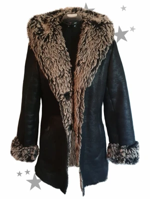 Pälsjacka med luva - ☆ Tjock pälsjacka med stor luva, yttermaterialet är läder och har päls på hela insidan! ☆