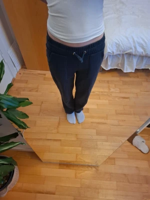 Mörkblå mjukisbyxor - Säljer ett par mörkblå mjukisbyxor. Byxorna har raka ben, två fickor framtill och två fickor baktill. Materialet känns mjukt och skönt mot huden. Skriv privat om ni undrar något!❤️