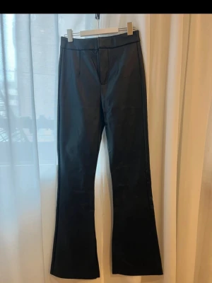 Trendiga läderbyxor  - Trendiga bootcut läderbyxor från Bershka, aldrig använda