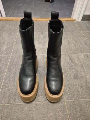 Stövlar/boots med platå st 36 - Snygga stövlar/boots från H&M, knappt använda i storlek 36. :)