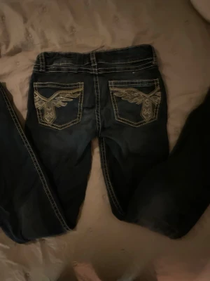 GinaTricot jeans💗💗 - Snygga mörkblå jeans från Gina Tricot i storlek 164. Jeansen har mönster på bakfickorna och vita sömmar, Säljer dom för att dom inte passar längre💞💞