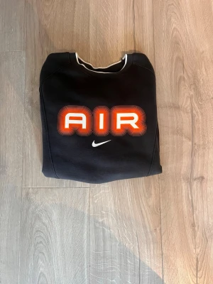 Svart nike airmax tröja   - Svart nike airmax tröja med stor logga fram till helt ny avvänd 1 gång,kan gå ner i pris vid snabb och enkel affär.