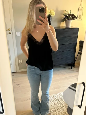 Blå bootcut jeans - Snygga jeans från Lager 157