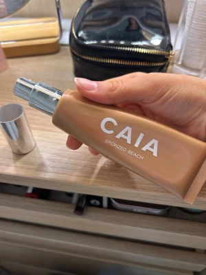 CAIA Bronzed Beach flytande highlighter - Säljer en CAIA Bronzed Beach highlighter i flytande form. Den är jättefin men kommer ej till användning. Minns ej när den köptes. Lägg prisförslag. Går ner i pris vid snabb affär eller bundles. 3/4 kvar 