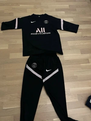 Psg Trakcsuit  - Tracksuiten har blivit för liten därför säljer jag den. Priset kan diskuteras ‼️