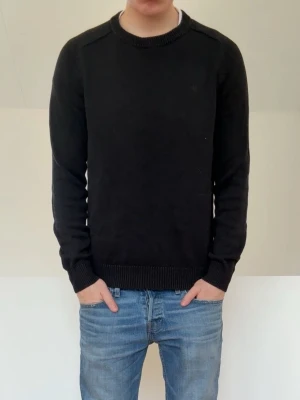 Morris Stickad Tröja svart  - Säljer en svart stivkad tröja ifrån Morris. Tröjan är i mycket bra skick utan nåra defekter och sitter i strl S! Hör gärna av er vid frågor elr funderingar!!