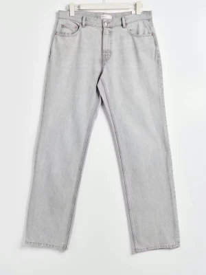 Ljusgrå raka jeans från Gina  - Säljer ett par ljusgrå jeans från Gina med klassisk femficksmodell och raka ben. Jeansen har medellåg midja och är tillverkade i slitstark denim. Perfekta för en clean och avslappnad look.