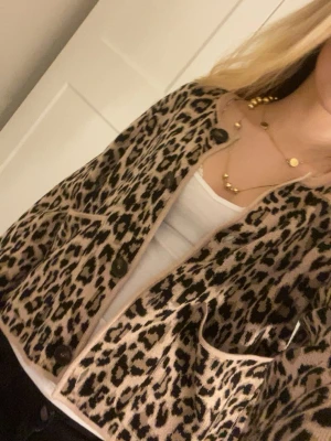 Leopardmönstrad kofta  - Trendig leopardmönstrad kofta med rund halsringning och knappar framtill, Koftan har två fickor och beige kantband som kontrast. Den är bara använd ett fåtal gånger så är som ny💗(nypris 800kr)