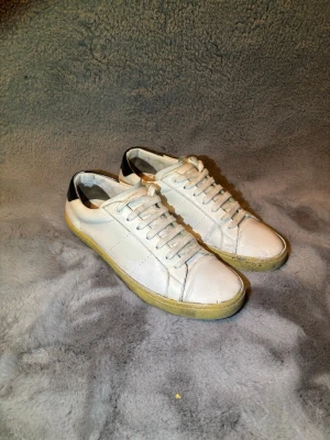 Saint Laurent SL/06 skor  - | Nu säljer jag ett par asfeta och clean saint Laurent skor med snygga små detaljer | Storlek: 43 | model: SL/06 | Skick: 7/10 | Skriv till mig för fler bilder och frågor ;) 