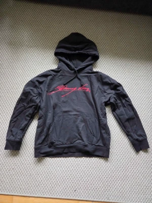 Officiell Yung Lean merch globen concert - Limited Yung Lean merch. Röd text på framsidan med glittrigt mönster på baksidan Felfri. aldrig använd, endast tvättad en gång.  Köpt på Globen konserten. Har en stor ficka framtill. Storlek M.