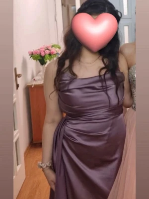 Balklänning i satin - Mörk violett/lila balklänning i glansigt satinmaterial med draperad överdel och extra stöd runt/vid brösten. Släp och markerad/avsmalnande midja, perfekt för bal eller festliga tillfällen. Använd endast en gång. Passar S/M