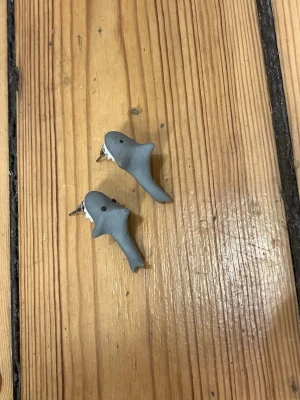 Örhängen hajar - Roliga handgjorda och unika örhängen i lera formade som hajar.