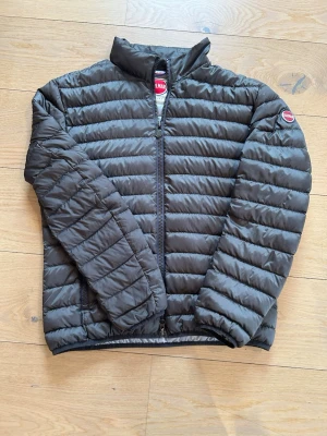 Colmar dunjacka - Riktigt snygg colmar inför våren. Jackan är i extremt bra skick och tecken på användning skulle jag inte säga finns. Storleken är M men passar mer som en L. Startpriset är 899 men kan diskuteras😁😁