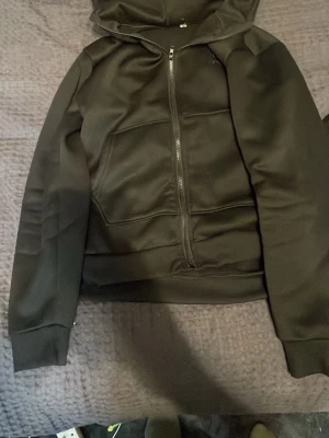 Svart hoodie med glasögon i huvan - Säljer en svart hoodie från C.P. Company med dragkedja framtill och två stora fickor. Huvan har inbyggda glasögon, vilket ger en unik och cool look. Tillverkad i ett mjukt och stretchigt material som känns bekvämt att bära. Perfekt för dig som vill sticka ut. Och om ni har några funderingar eller något så kan ni höra av er?