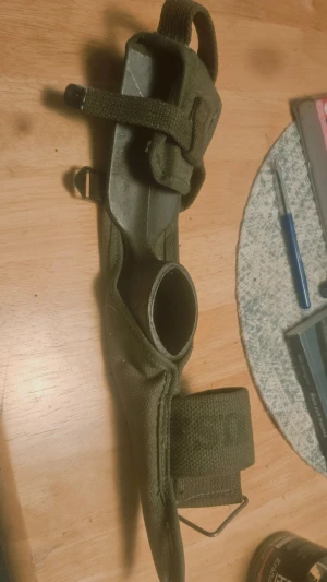 Original Americana ° US militärspade med fodral, utan handtag.  - Säljer en grön vikbar militärspade från Diamond Calk, märkt med 'U.S.' och tillverkad i metall. Spaden kommer med ett robust grönt tygfodral med remmar och metallspänne, perfekt för friluftsliv eller samling.    Texten är automatiskt genererad. Samlare av americana eller militärprylar kan skicka meddelande för fler bilder och info osv 