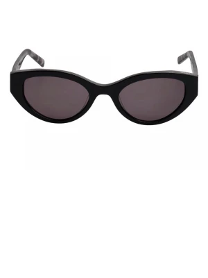 Svarta cat eye solglasögon från DKNY - Snygga svarta cat eye solglasögon från DKNY med glansig båge och mörka linser. Skalmarna har ett diskret mönster i svart och grått som ger en cool touch. Perfekta för att lyfta din stil under soliga dagar.