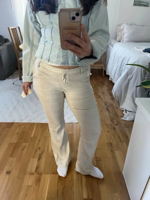 Lågmidjade utsvängda linnebyxor - Supersnygga kostym linnebyxor i strl 36, fint skick! Tvättade innan de skickas🫶🏼💕Nypris 499kr från nelly