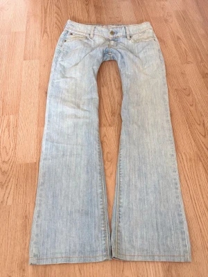 Vintage Levi's ljusblå superlowwaist jeans - Sååå sjukt snygga ljusblå superlågmidjade jeans vintage från Levis! 