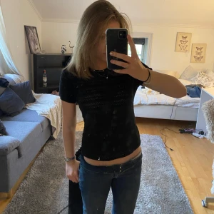 Svart spets topp - Säljer en jätte fin topp med spetsdetaljer💓 