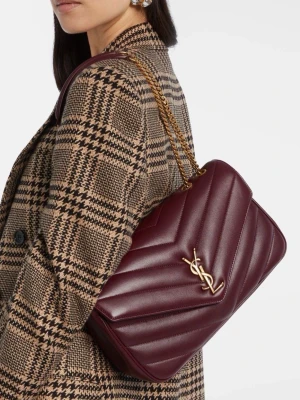 Vinröd axelväska från Saint Laurent - Snygg vinröd axelväska från Saint Laurent i quiltat läder med guldfärgad kedjerem och ikoniska YSL-loggan framtill. Väskan har en klassisk kuvertform och elegant design som verkligen sticker ut.
