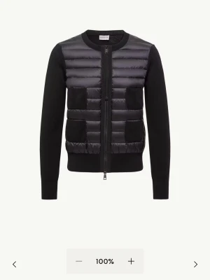 MÖRKBLÅ cardiganjacka från Moncler - säljer min Snygg MÖRKBLÅ cardiganjacka från Moncler med quiltad framsida i glansigt material och stickade ärmar. Jackan har två framfickor och dragkedja hela vägen. Perfekt för lager-på-lager och en stilren look. Flexibel vid priset vid snabb affär! Den är äkta och har all bevis men behöver🩷