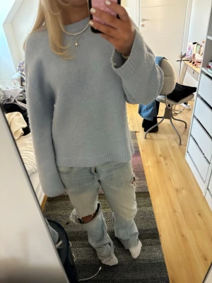 Jättefin ljusblå stickad tröja - Supersnygg tröja, använd en del men fortfarande toppen skick passar xs till m💞