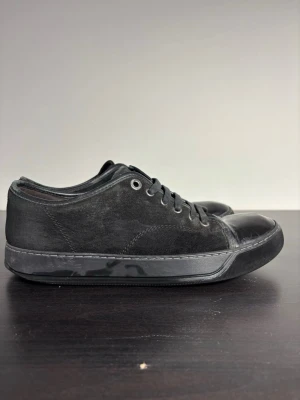 Lanvins  - Lanvins i storlek 41! Riktigt snygga och perfekt inför sommarn, mockan är lite sliten men inte så värst, finns en defekt man inte känner på sista bilden så den stör inte! Säljer för 1299kr priset är inte hugget i sten och är öppen för byten ✅📦