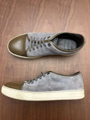 Riktigt feta Lanvins - Snygga Lanvins i grå mocka med olivgröna på topparna. Skorna är storlek 43 men stora. Perfekta inför våren då man lätt kan rocka dom till vad som helst.