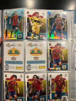 Samling Panini EM 2012 fotbollskort - Säljer en samling Panini fotbollskort från EM 2012 med spelare från turneringen. Kort med färgstarka designer, spelarbilder, stats och specialkort som 'England Superstar'. Perfekt för dig som gillar fotboll och samlarprylar. Bara ett pris för att, kom med bud istället. Högst bjudande och dom är dina.