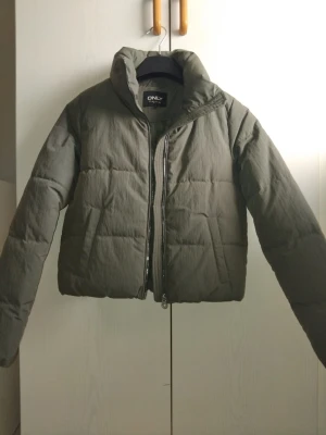 Ny Puffer jacka  - Ny oanvänd puffer jacka 