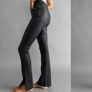 Bootcut skinnbyxor - skitsnygga utsvänga skinnbyxor från gina tricot. höga i midjan & slits. sitter så smickrande men är ändå bekväma. säljer då de aldrig används! de är slutsålda på hemsidan 💕