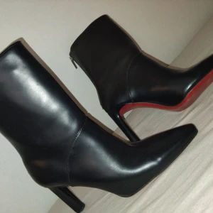 Super snygga - Super snygga skor mes röd sula