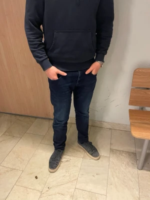 Mörkblå slim fit jeans herr - Säljer ett par lite schystare Replay Anbass i storlek 31W 32L i fint skick. Modellen är 178cm och 60kg. Vid funderingar så är det bara att höra av sig och priset kan diskuteras vid snabba köp.🤝🙌
