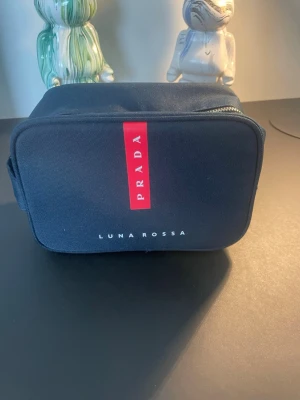 Prada Luna Rossa necessär marinblå - Snygg och stilren necessär från Prada Luna Rossa. Helt ny! ÄKTA! Skicka meddelande vid fler frågor.
