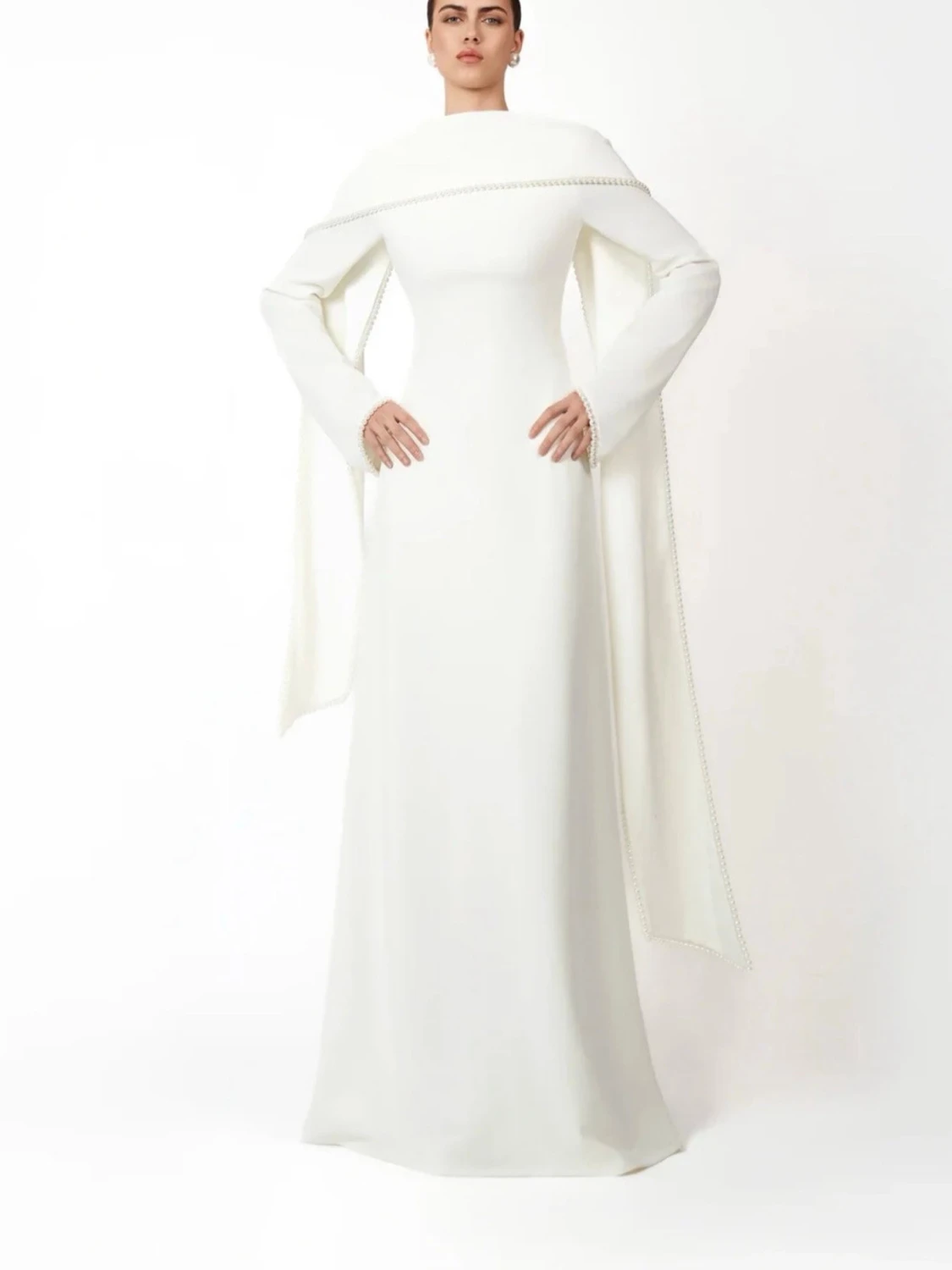 Elegant vit långklänning med vida ärmar - 1