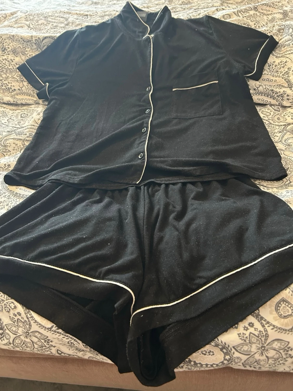 Svart pyjamasset med vita detaljer