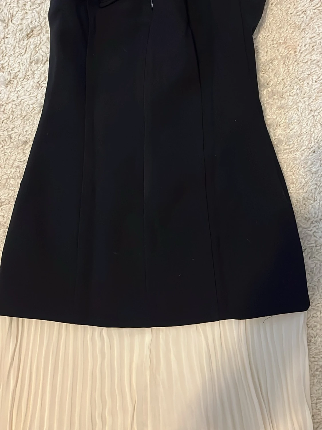 Svart och vit långklänning med plisserad kjol - 2